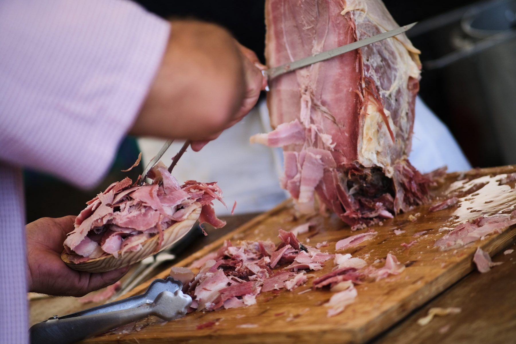imagen que muestra una pata de jamón cocido.
